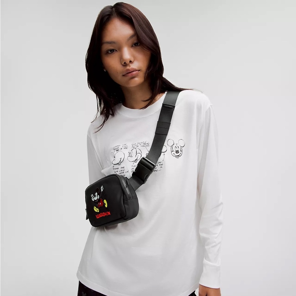 Disney x lululemon Everywhere Belt Bag 1L Mickey in Motion - Picture 2 of 8